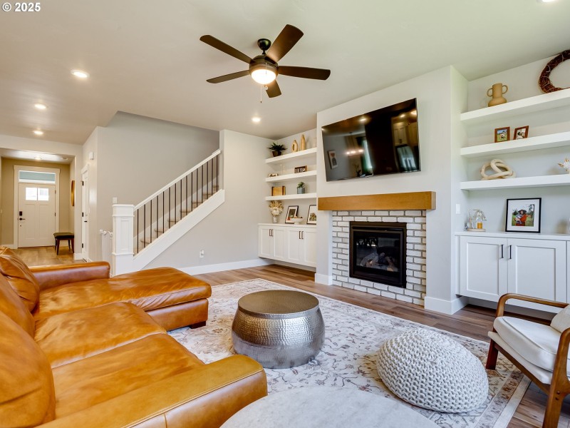 Living Room/Entrance