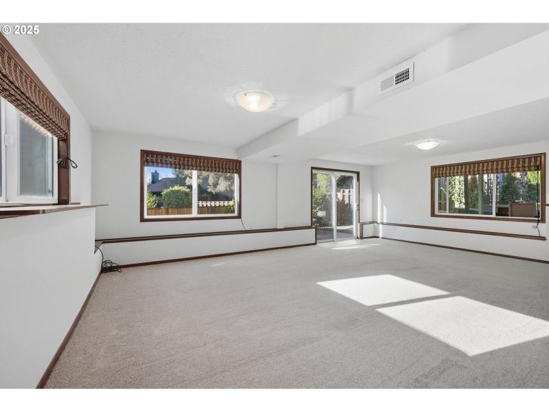 Living Room/Entrance