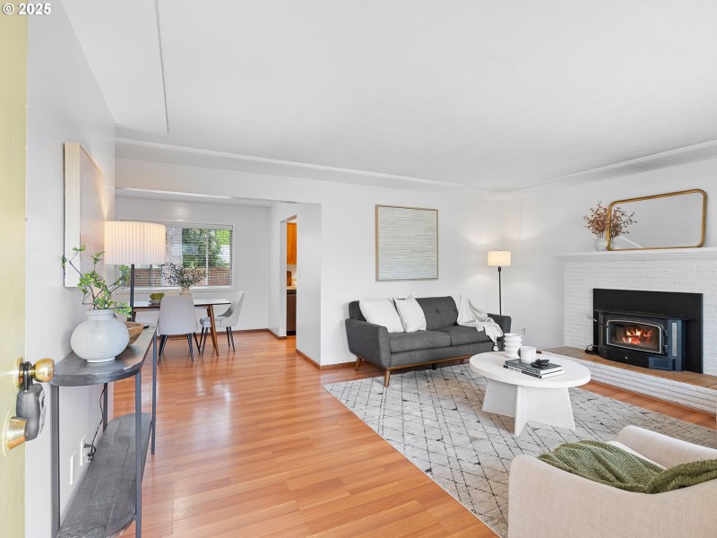 Living Room/Entrance