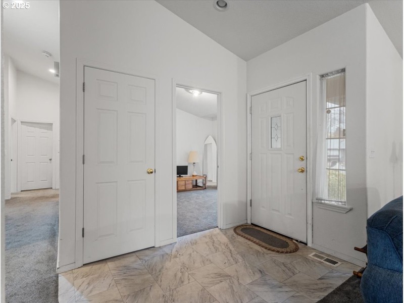 Living Room/Entrance