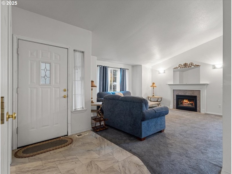 Living Room/Entrance