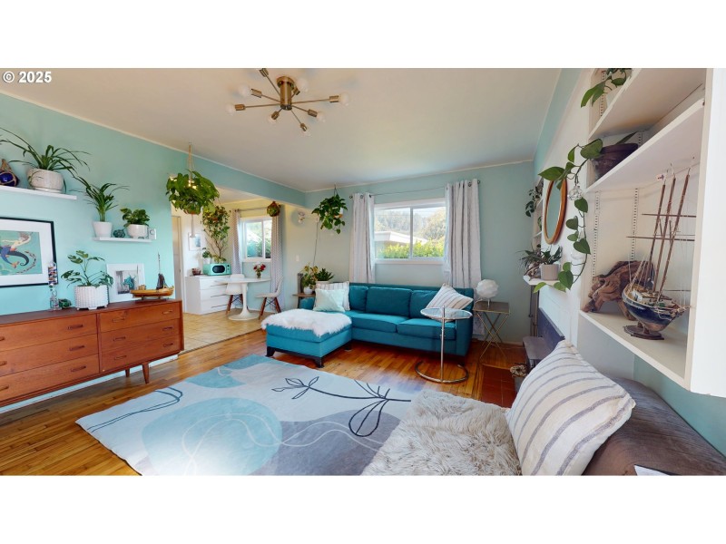 Living Room/Entrance