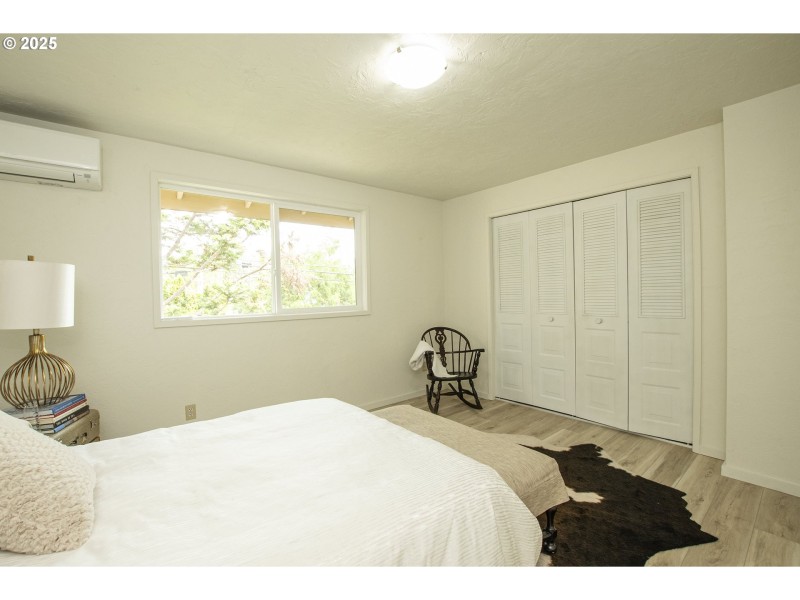 Bedroom, Primary