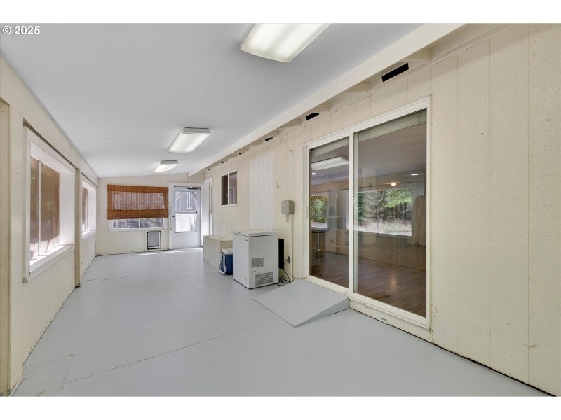 Porch, Screened in