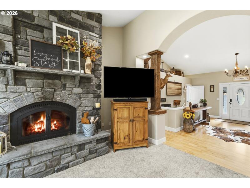 Living Room/Entrance