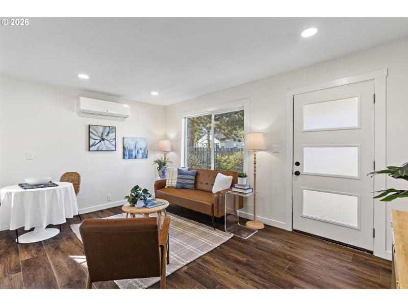 Living Room/Entrance