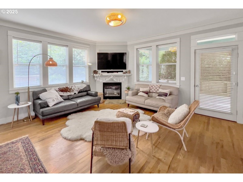 Living Room/Entrance