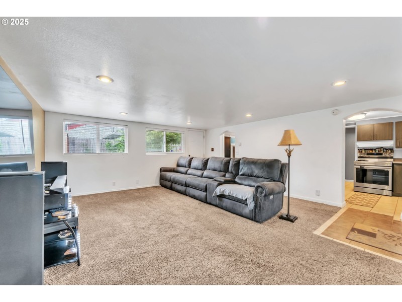 Living Room/Entrance