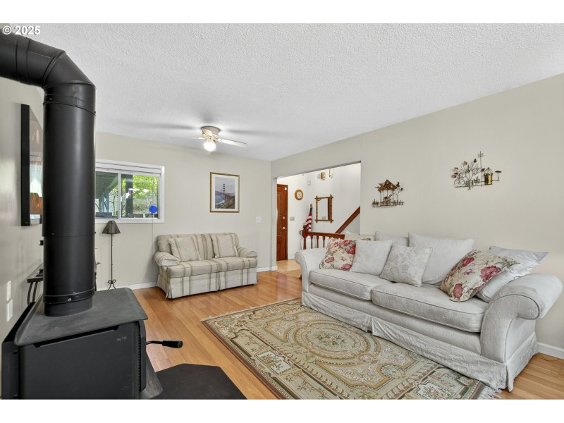 Living Room/Entrance