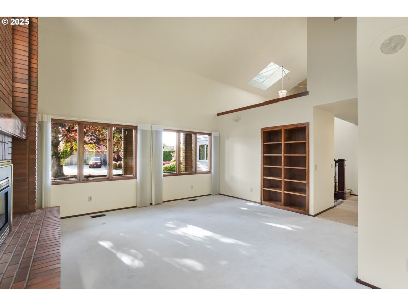Living Room/Entrance
