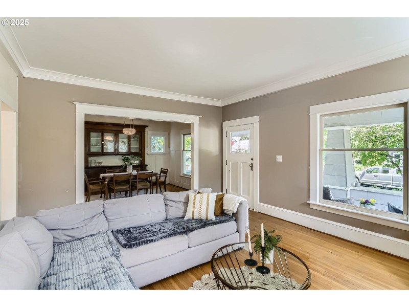 Living Room/Entrance