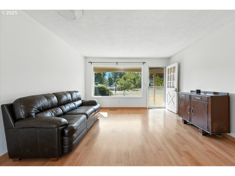 Living Room/Entrance