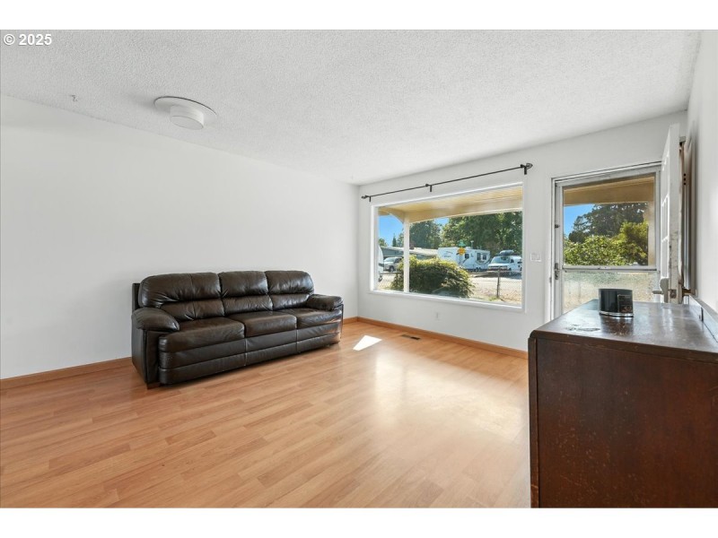 Living Room/Entrance