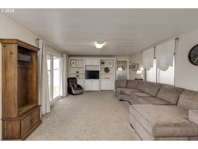 Living Room/Entrance