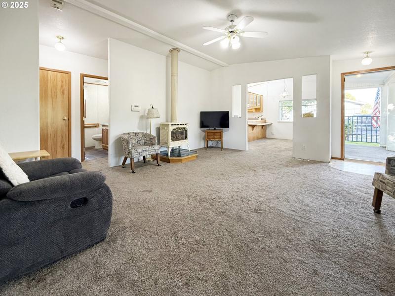 Living Room/Entrance