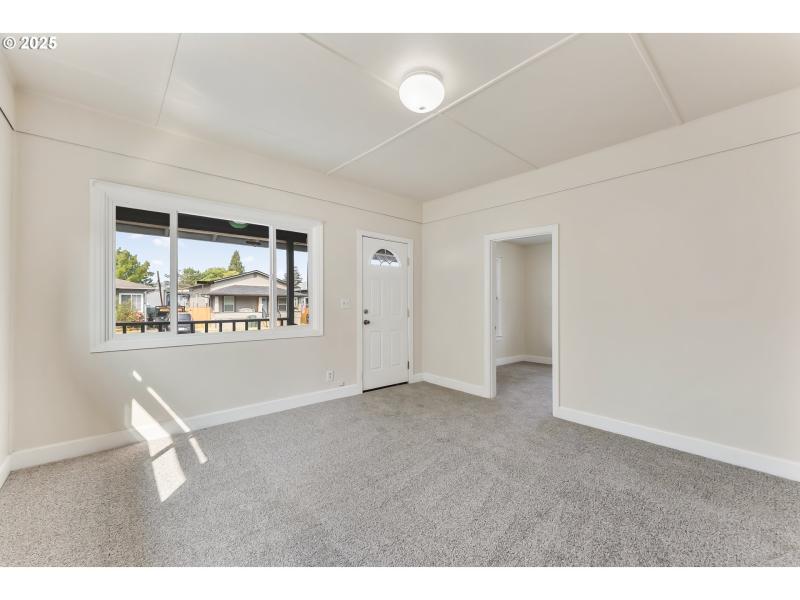 Living Room/Entrance