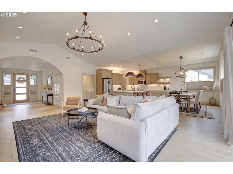 Living Room/Entrance