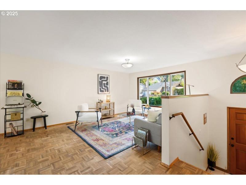 Living Room/Entrance