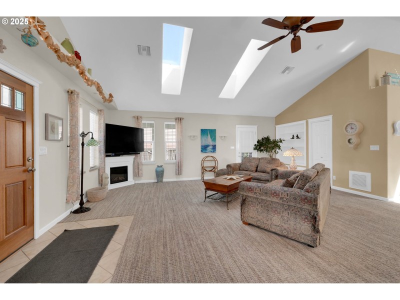 Living Room/Entrance