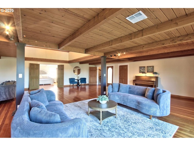 Living Room/Entrance
