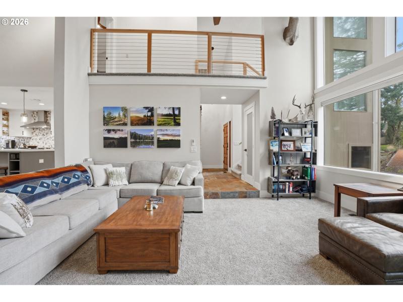 Living Room/Entrance