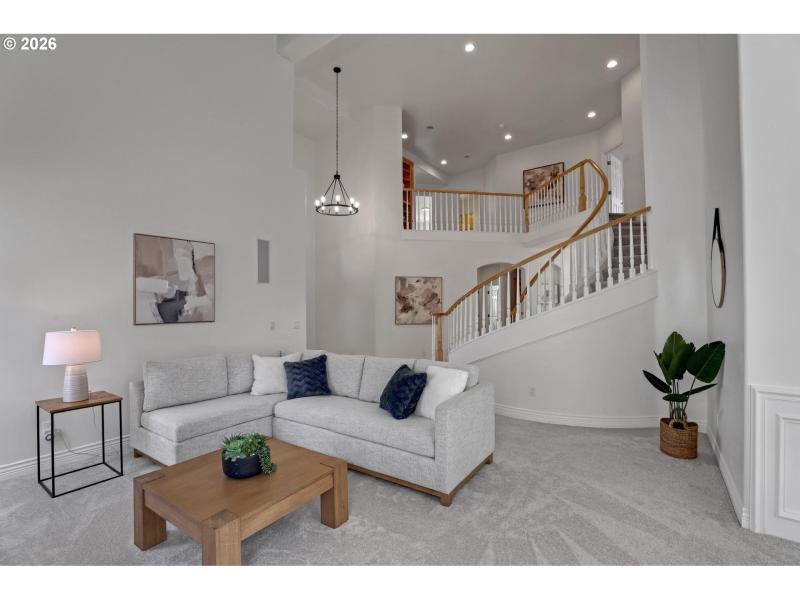 Living Room/Entrance