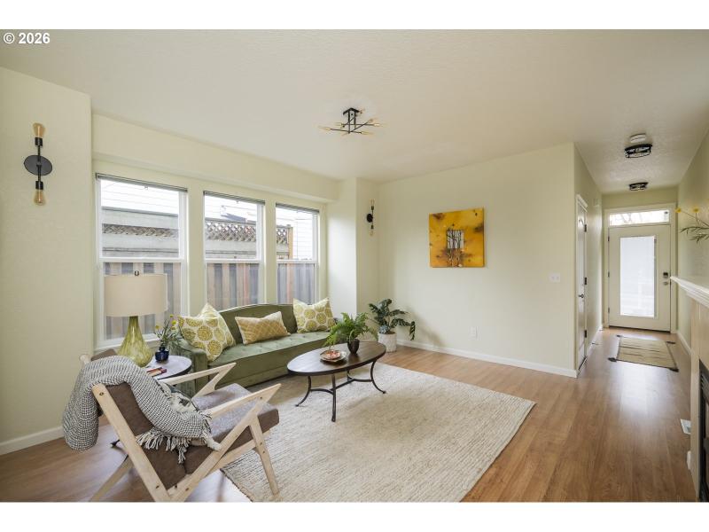 Living Room/Entrance