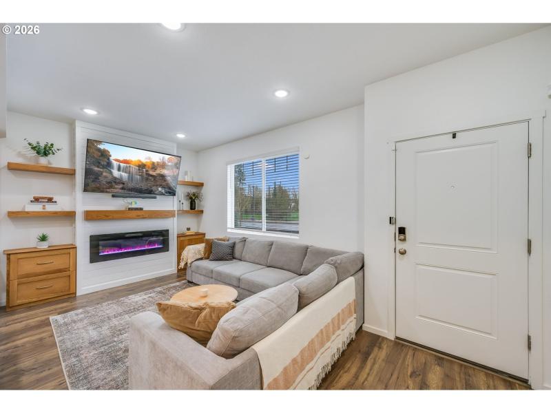 Living Room/Entrance