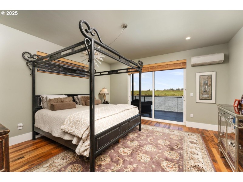 Bedroom, Primary
