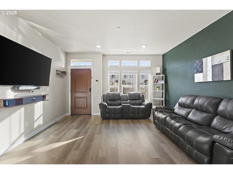 Living Room/Entrance