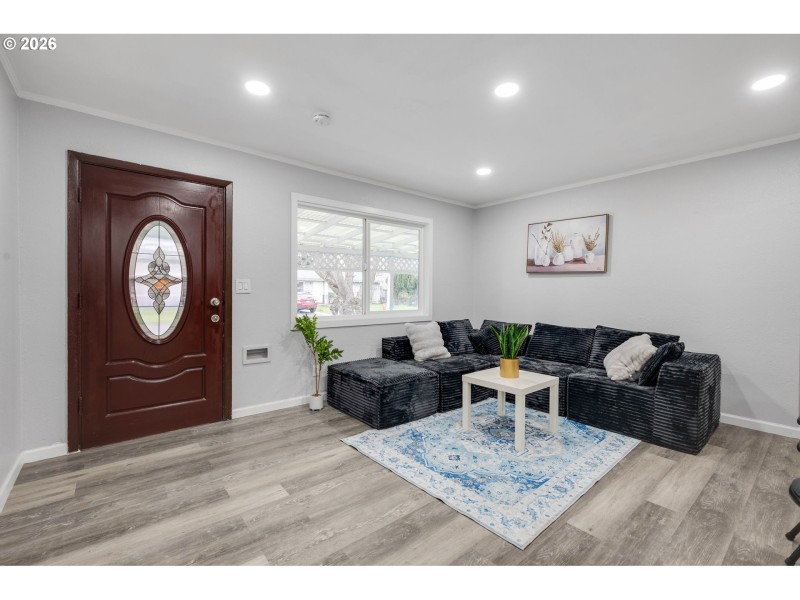 Living Room/Entrance