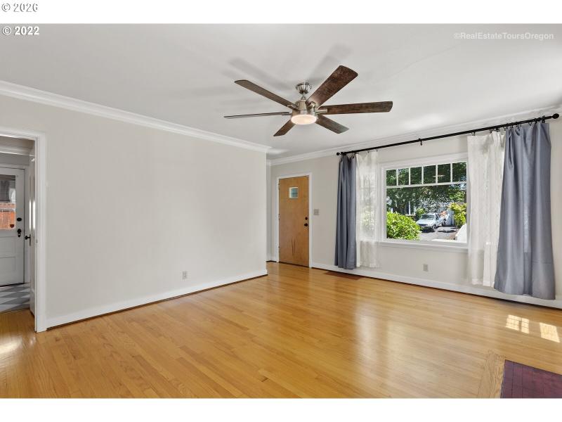 Living Room/Entrance