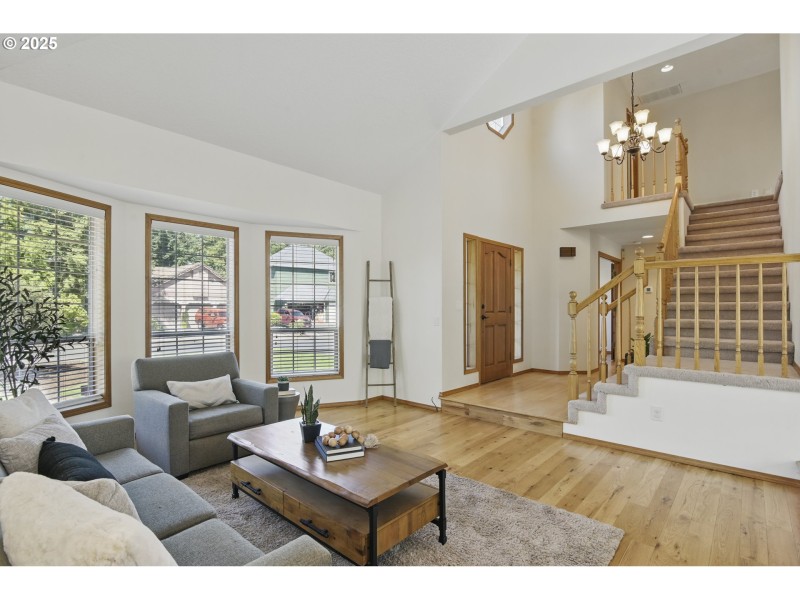 Living Room/Entrance