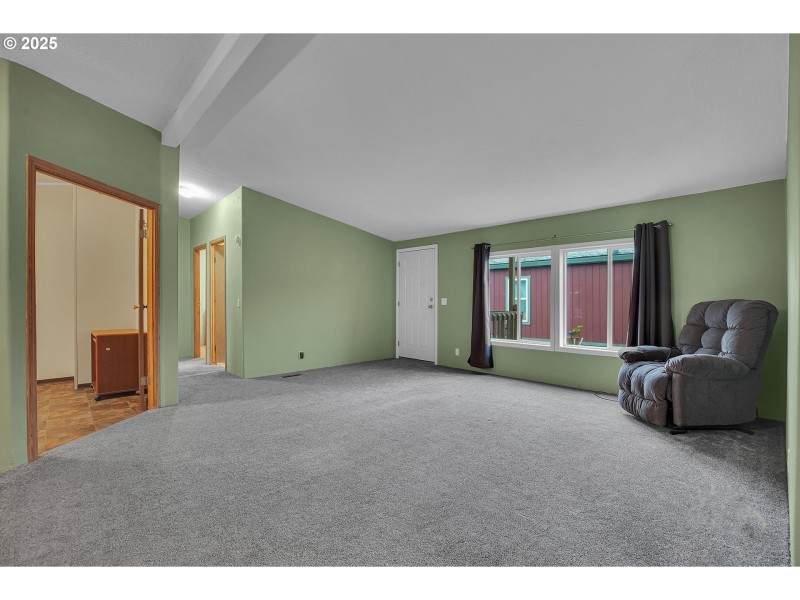 Living Room/Entrance