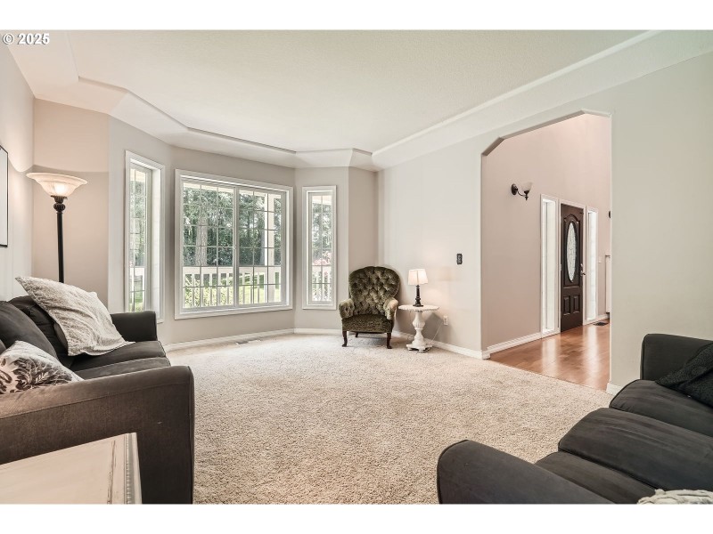 Living Room/Entrance