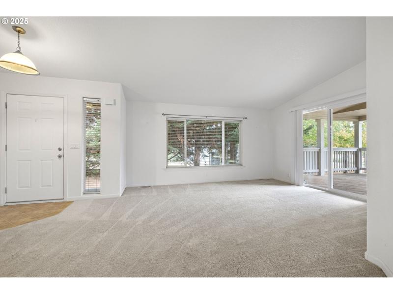 Living Room/Entrance