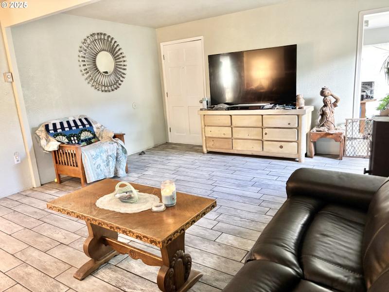 Living Room/Entrance