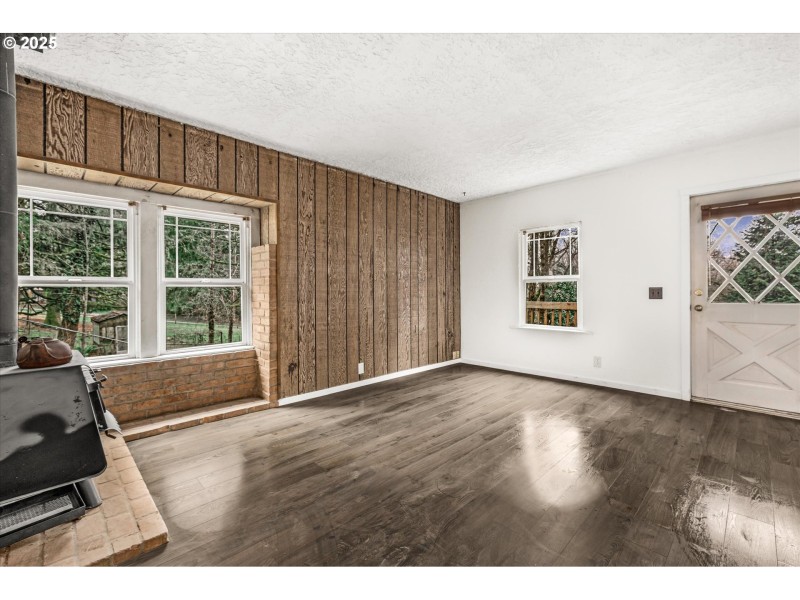 Living Room/Entrance