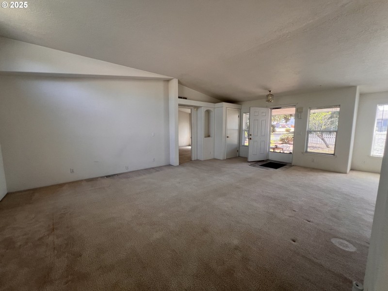 Living Room/Entrance