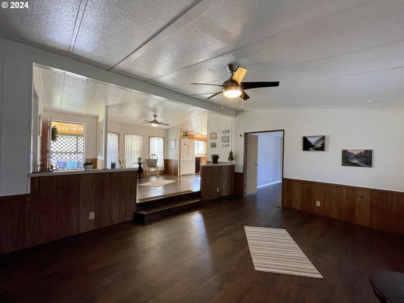 Living Room/Entrance