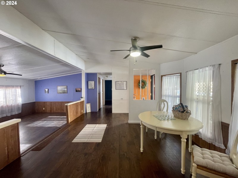 Living Room/Entrance