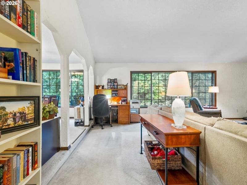 Living Room/Entrance