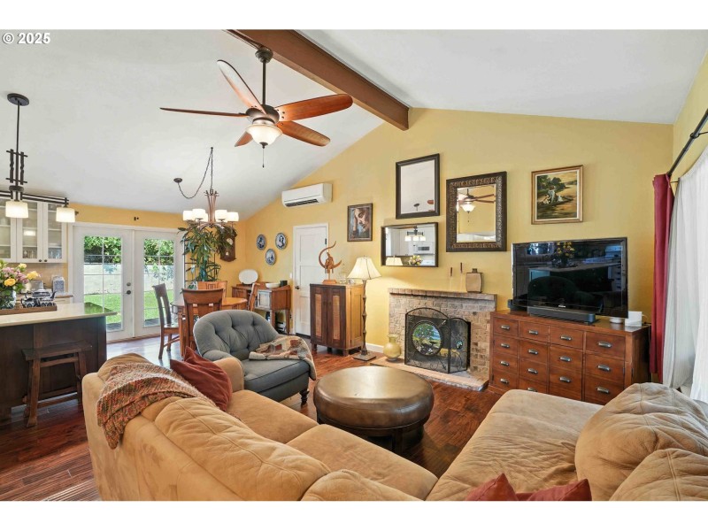 Living Room/Entrance