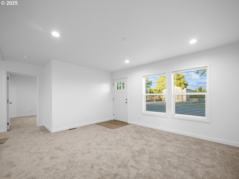 Living Room/Entrance