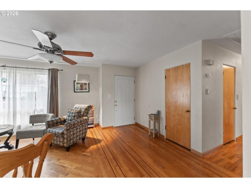 Living Room/Entrance