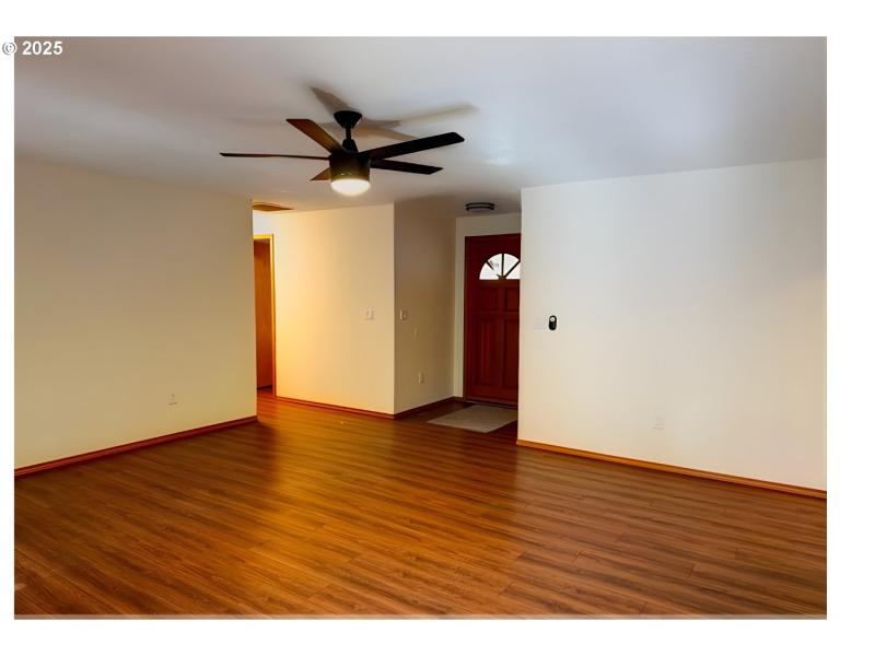 Living Room/Entrance