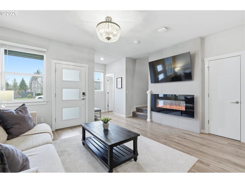 Living Room/Entrance