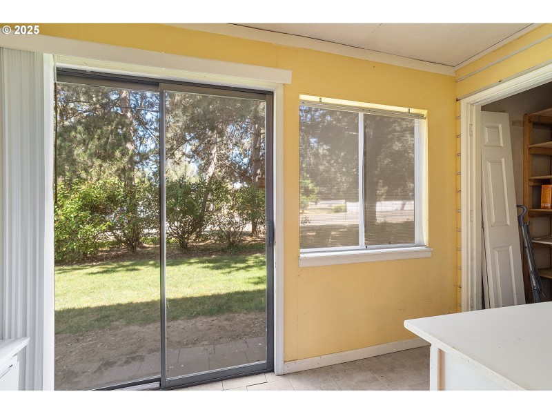 Porch, Screened in