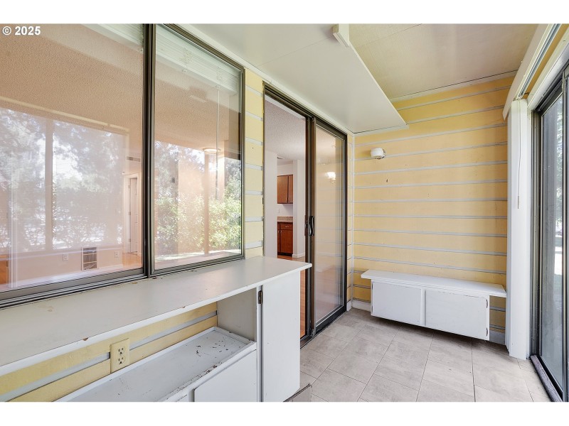 Porch, Screened in