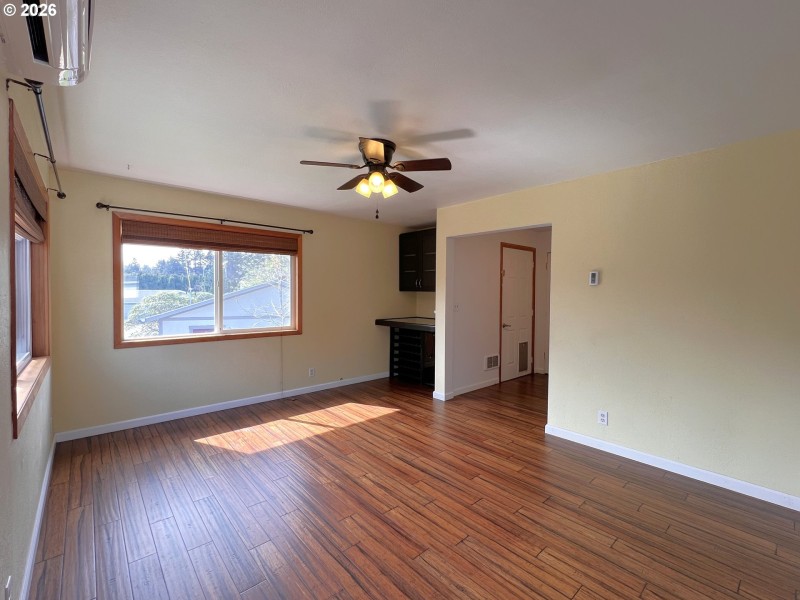 Living Room/Entrance